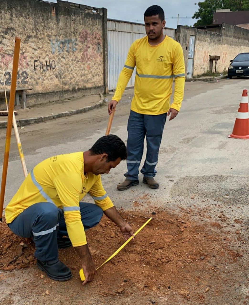 Trabalhadores mediram tamanho dos buracos e espessura do asfalto