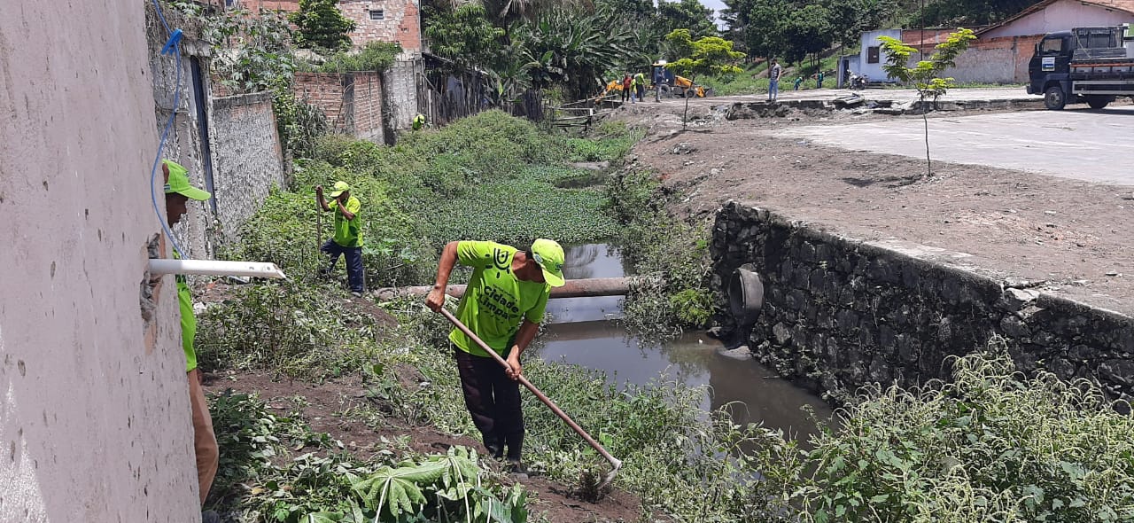 Equipe operacional atua na limpeza do córrego, na altura do centro da cidade; Limpeza tem o objetivo de evitar enchentes no período chuvoso