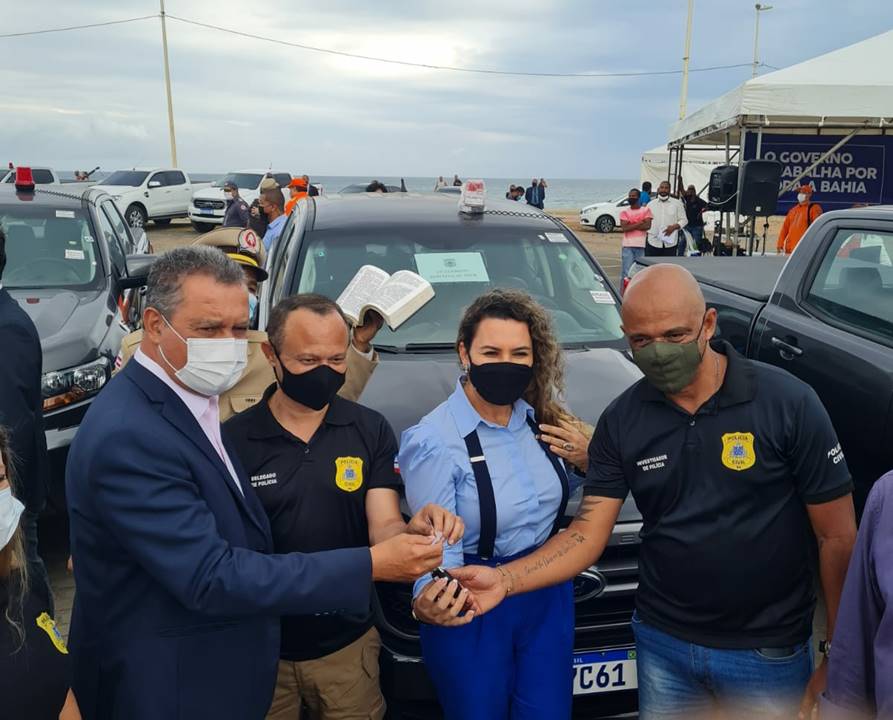 Cordélia Torres participa da entrega chave da nova viatura da Polícia Civil de Eunápolis