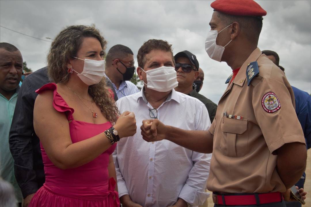 Prefeita cumprimenta bombeiro acompanhada de secretário da Casa Civil e Desenvolvimento Econômico, Paulo Dapé