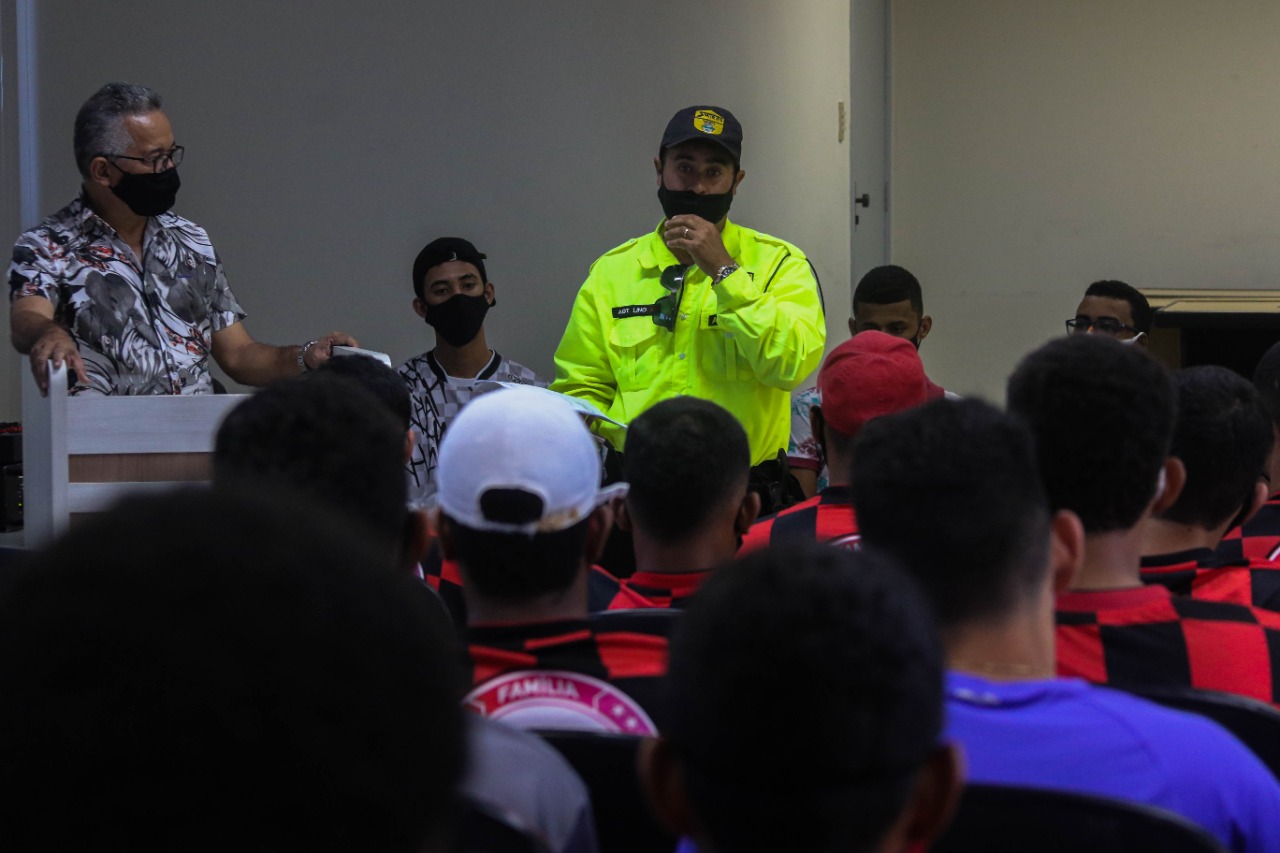 Apresentador Val Cabral e autoridade do trânsito durante Papo Jovem