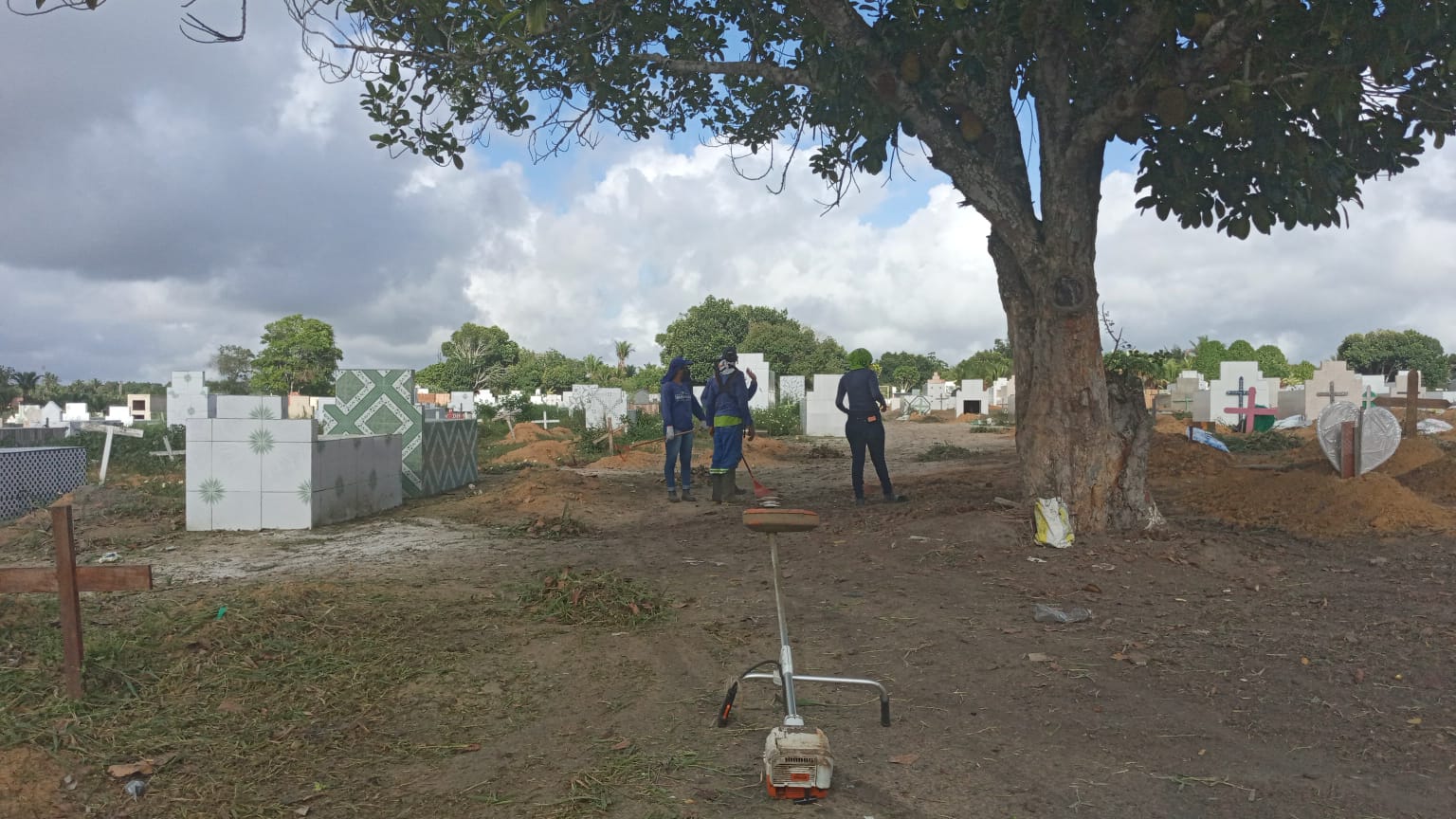 Equipe operacional realiza intensificação de limpeza em cemitérios