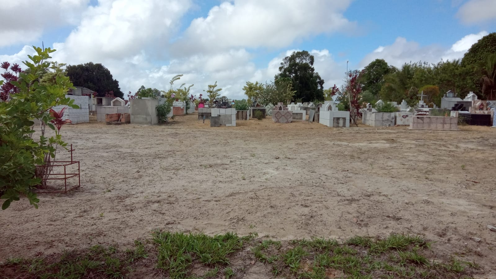Limpeza deixou ambiente confortável nos cemitérios de Eunápolis