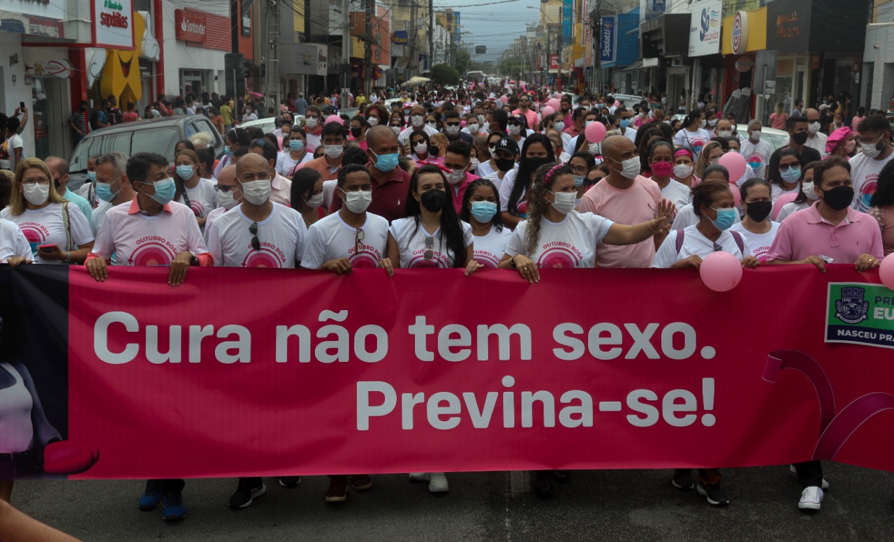 Caminhada Rosa atraiu centenas de pessoas para a Avenida Porto Seguro