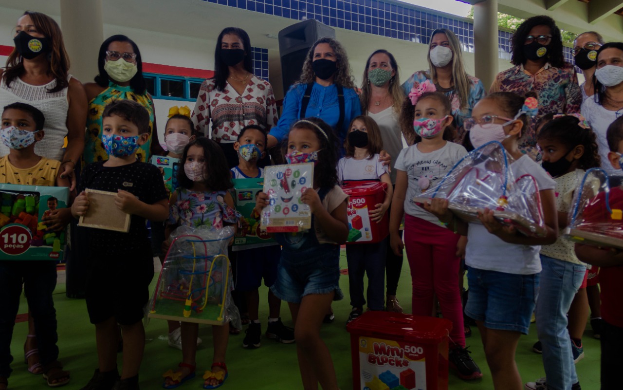Crianças ganharam presentes na inauguração do CEMEI em Eunápolis