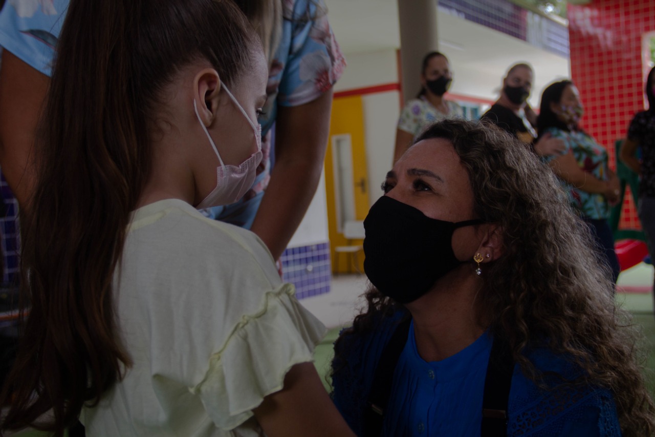 Gestora Cordélia Torres entrega presente à criança do CEMEI no bairro Centauro