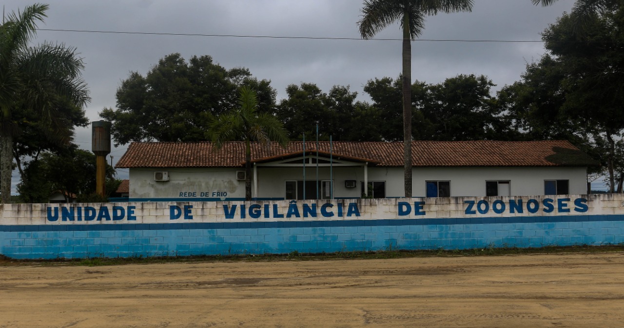 Rede de Frios, no Centro de Controle de Zoonoses, com importante papel na saúde pública de Eunápolis, acomoda vacinas em temperatura estipulada para garantir eficácia do imunizante