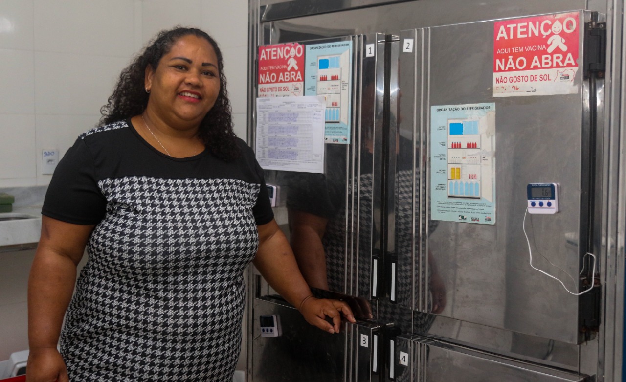 Coordenadora de ImunizaçãoAna Paula Oliveira, opera Rede de Frios, onde são acondicionadas vacinas contra a Covid-19