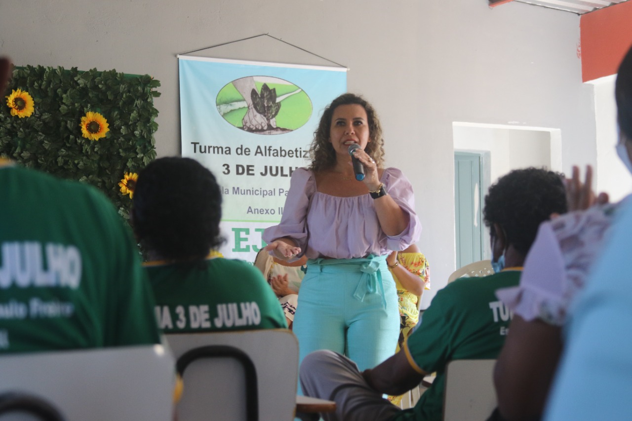Prefeita Cordélia Torres durante aula inaugural da EJAI no Assentamento 3 de Julho
