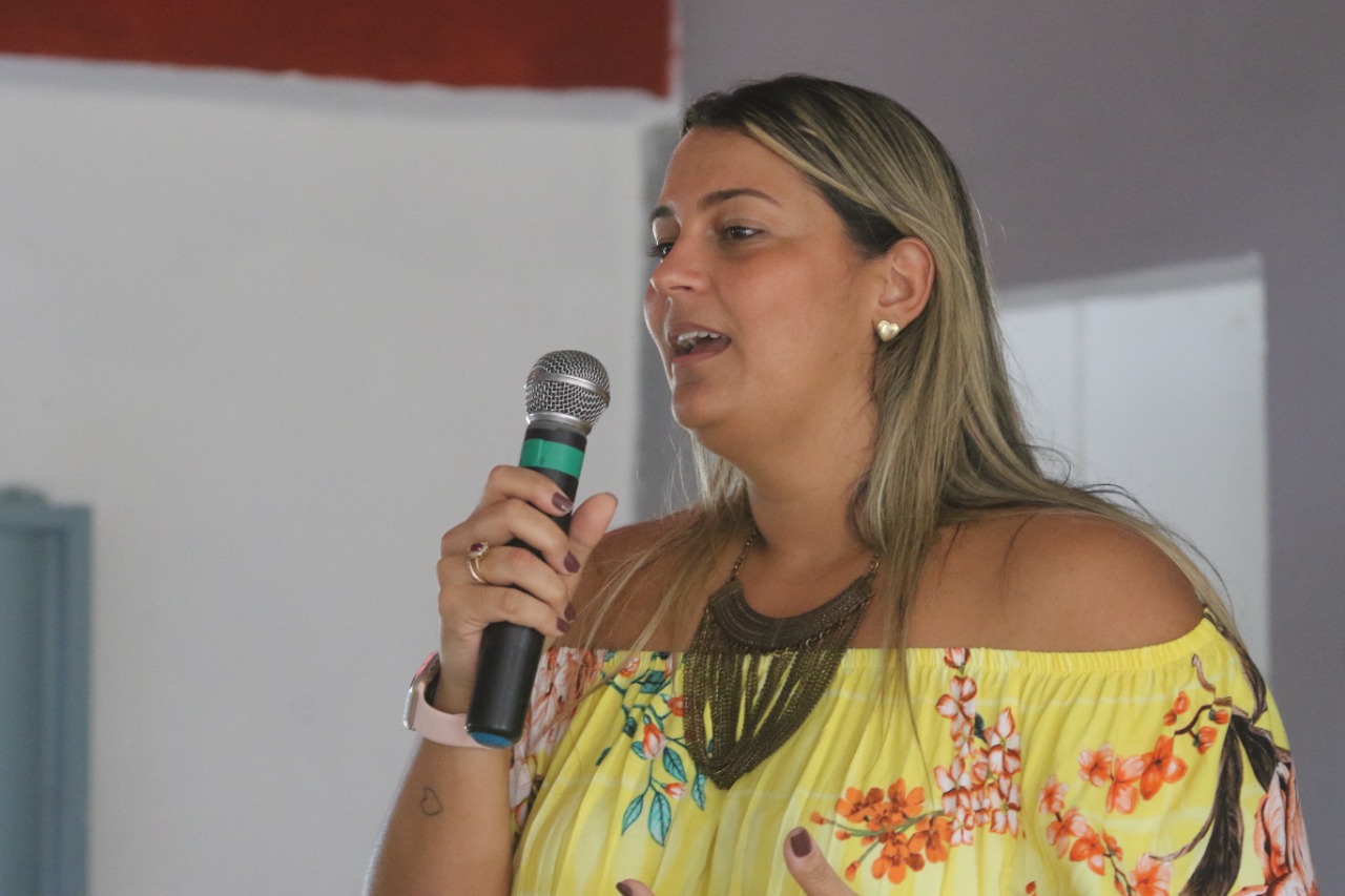 Secretária de Educação, Cátia Sampaio, na Escola Municipal Paulo Freire