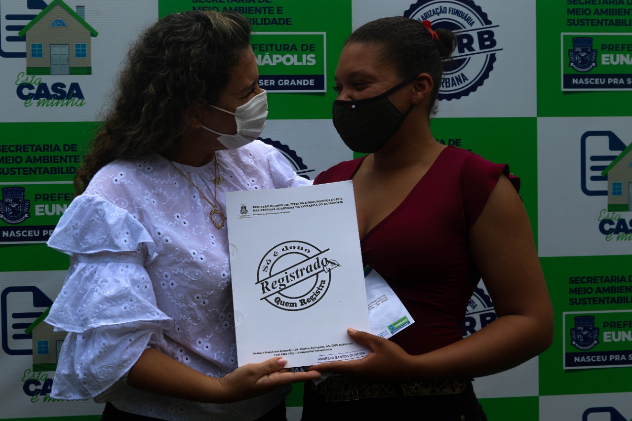 Prefeita Cordélia Torres entregou títulos da REURB para moradores do bairro Nacional