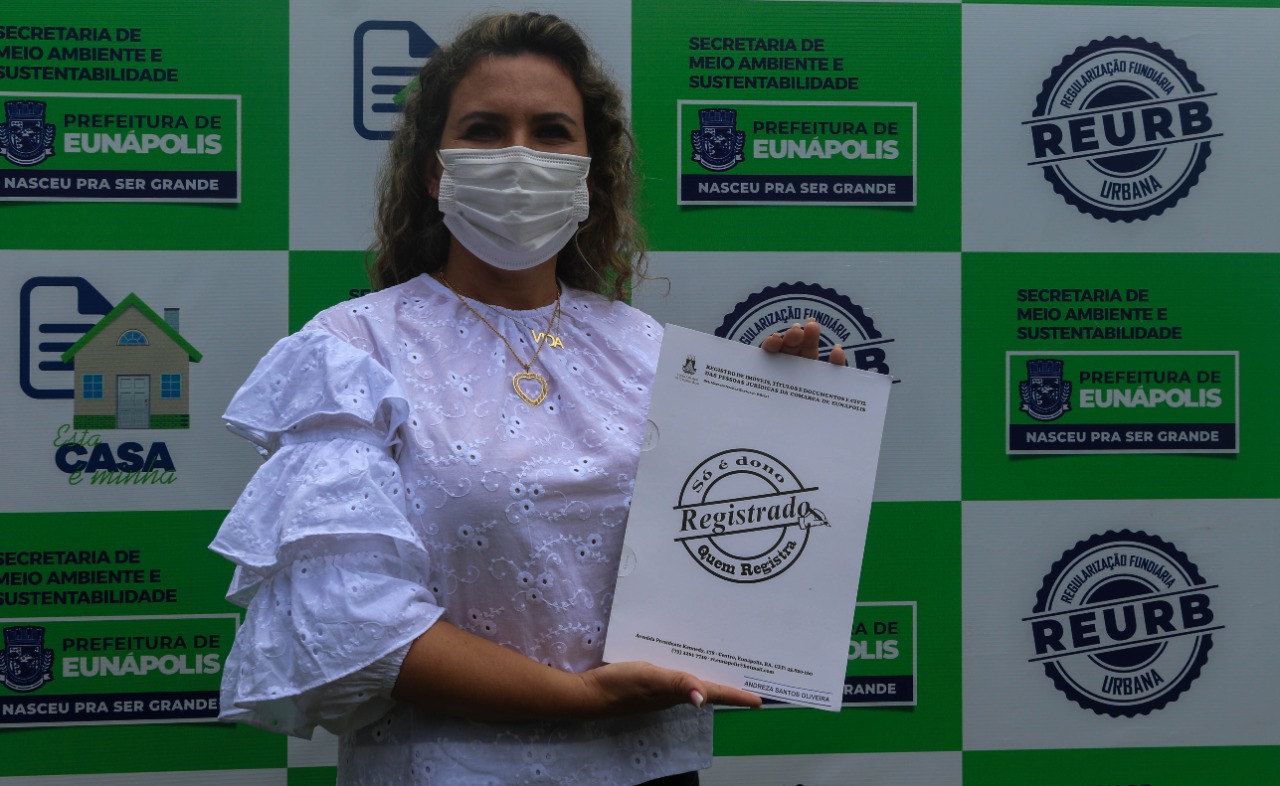 Cordélia Torres entrega pessoalmente títulos da REURB a moradores do bairro Nacional