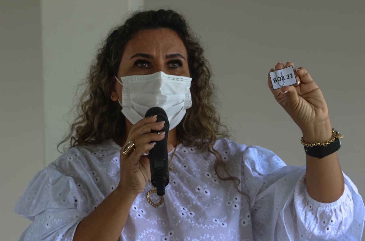 Gestora entregou senhas de boxes para feirantes da Feira do Pequi