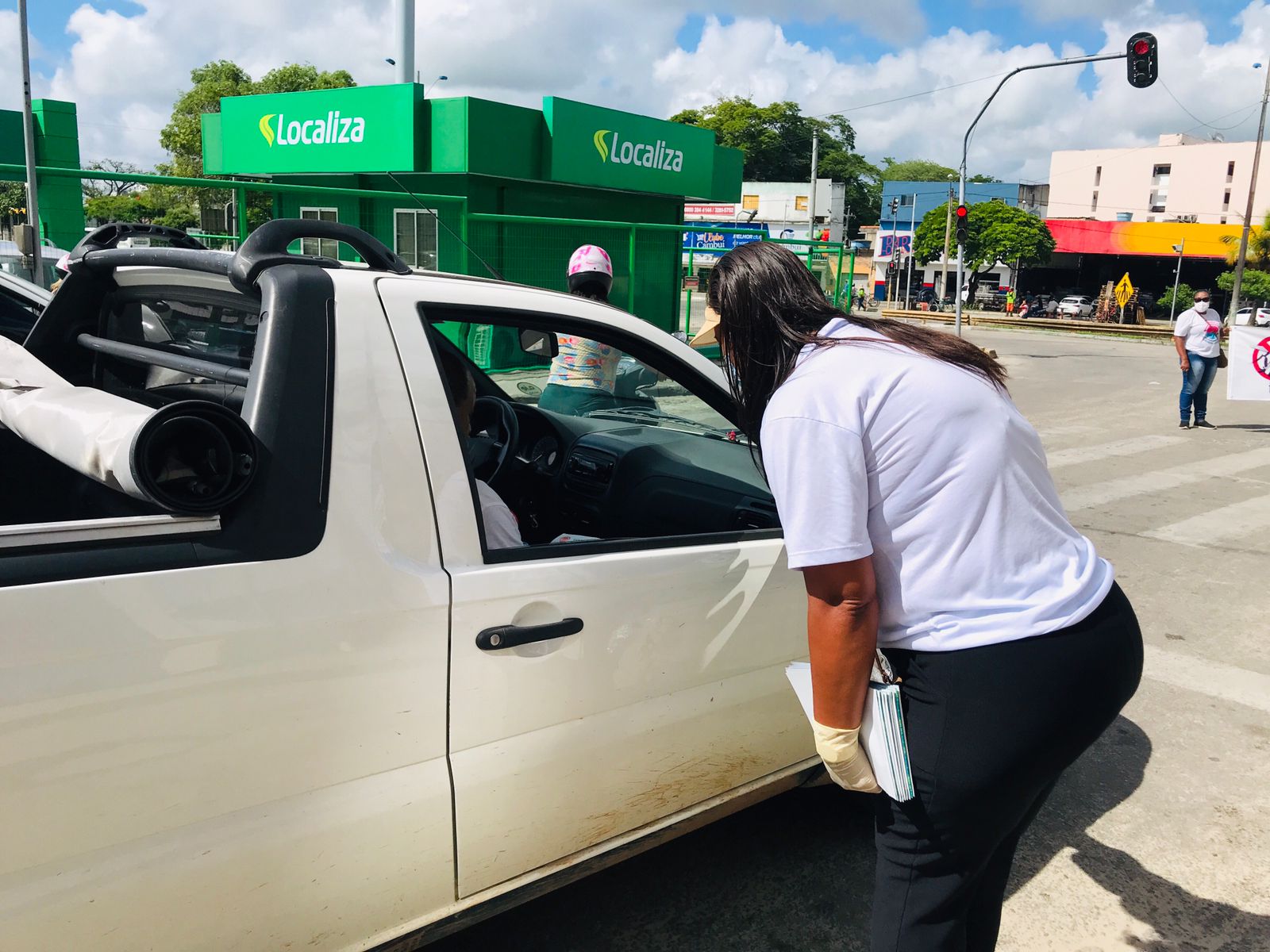 Panfletagem, adesivação e entrega de brindes marcaram a ação de saúde preventiva