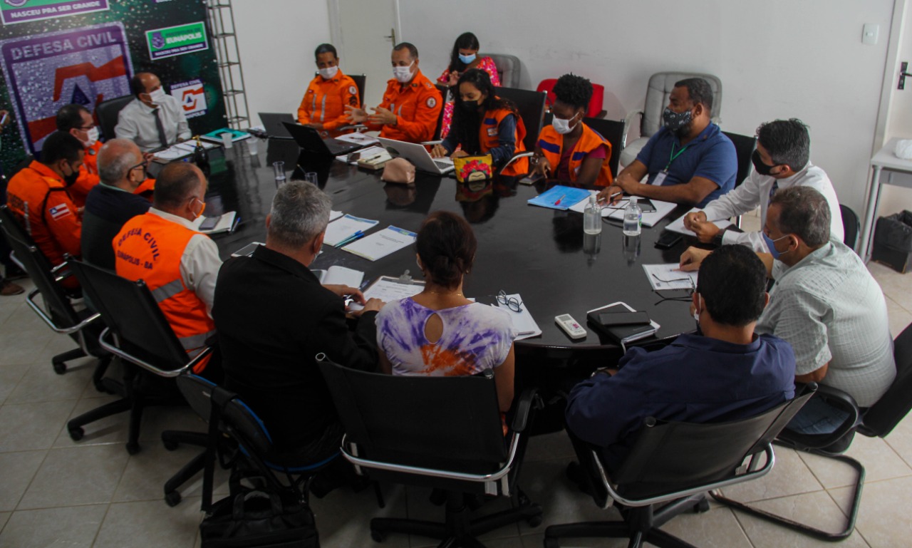 Reunião traçou estratégias para conter impactos do temporal em Eunápolis