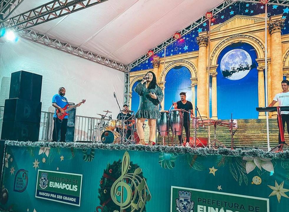 Juliana Amorin e Banda se apresentaram no palco montado na Praça do Pequi, em Eunápolis