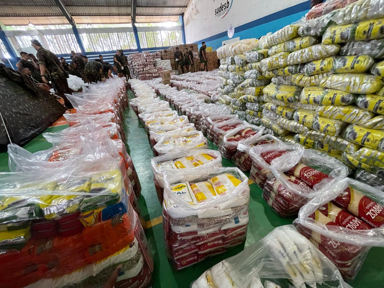 Militares do Exército Brasileiro organizam cestas básicas que serão doadas para a população