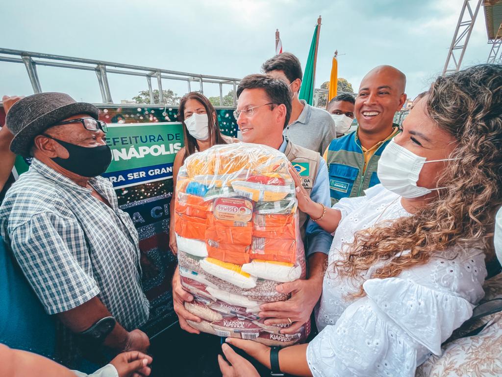 Gestora e ministro entregaram cestas básicas à população eunapolitana