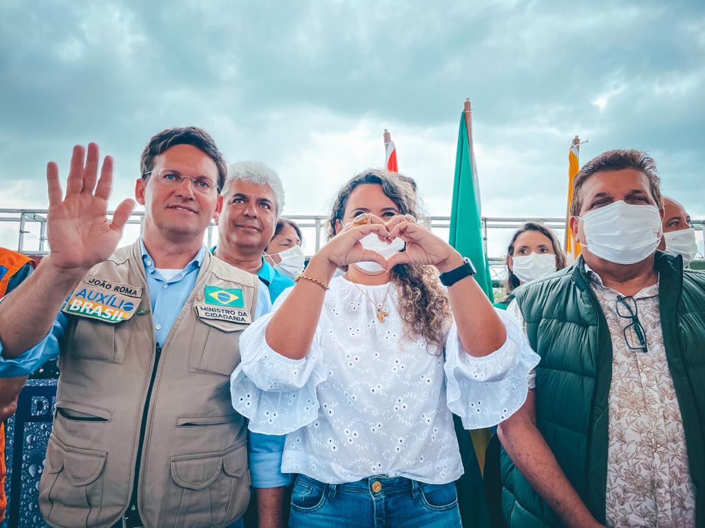 Prefeita Cordélia Torres acompanhada do ministro João Roma e do secretário Paulo Dapé