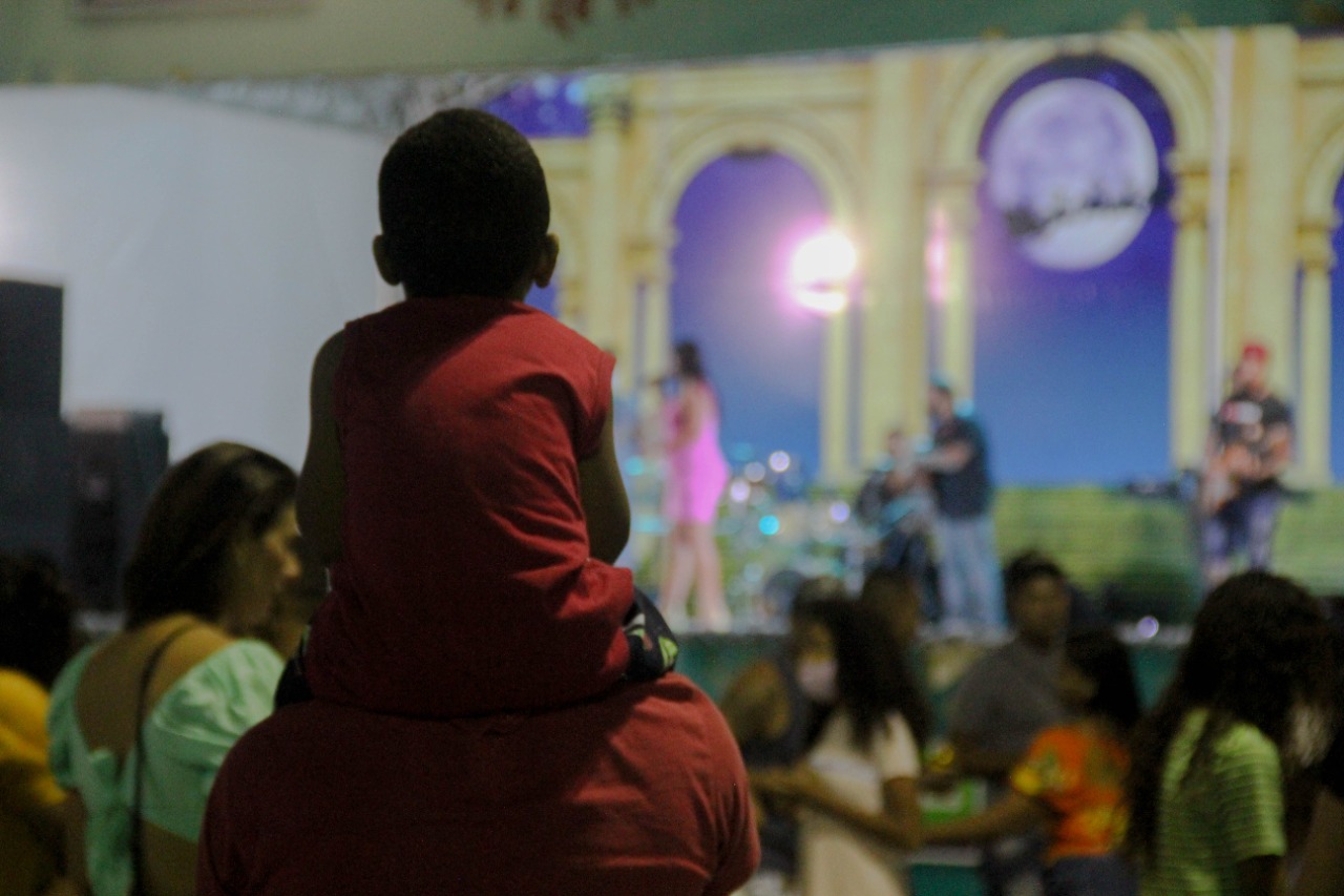 Crianças assistiram à programação cultural no Sons de Natal