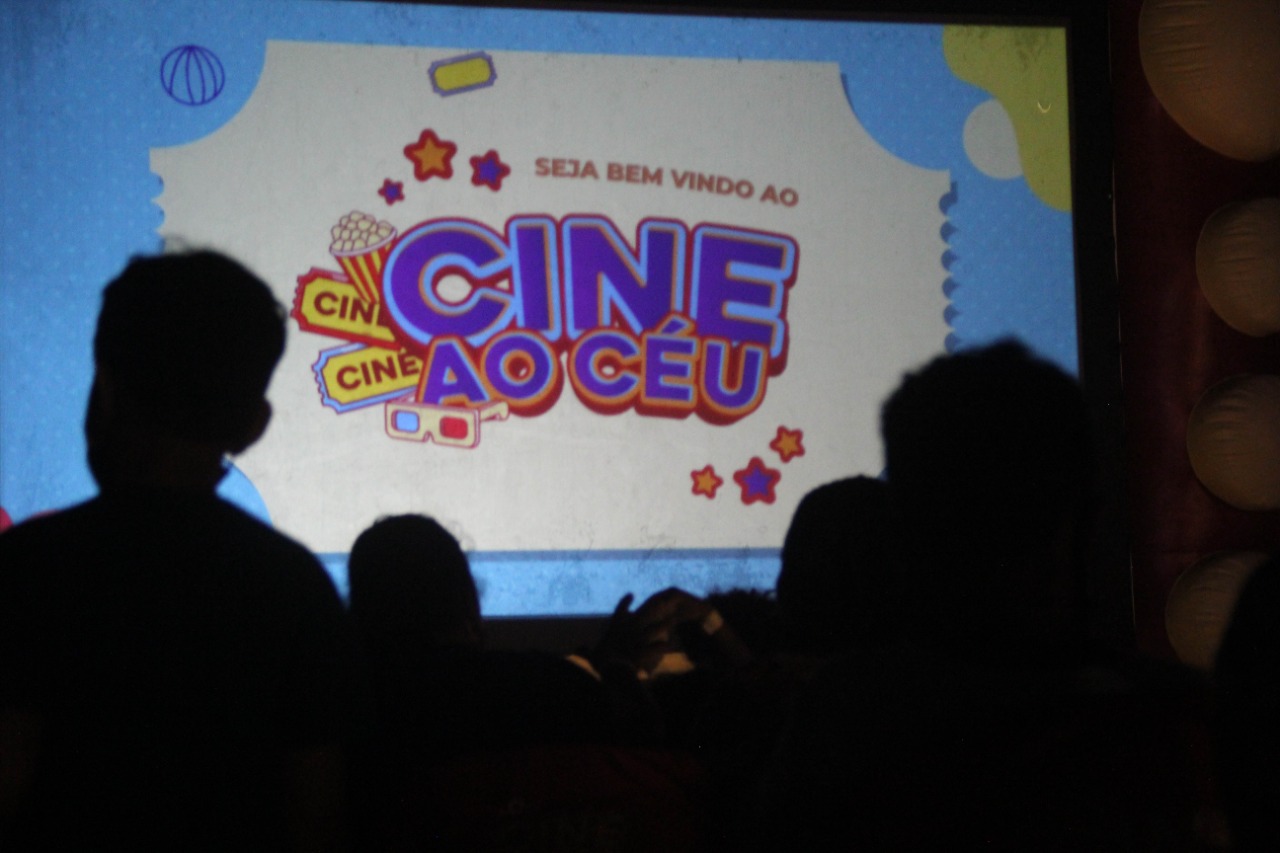 Cine ao Céu atraiu crianças para assistir filme em cinema a céu aberto