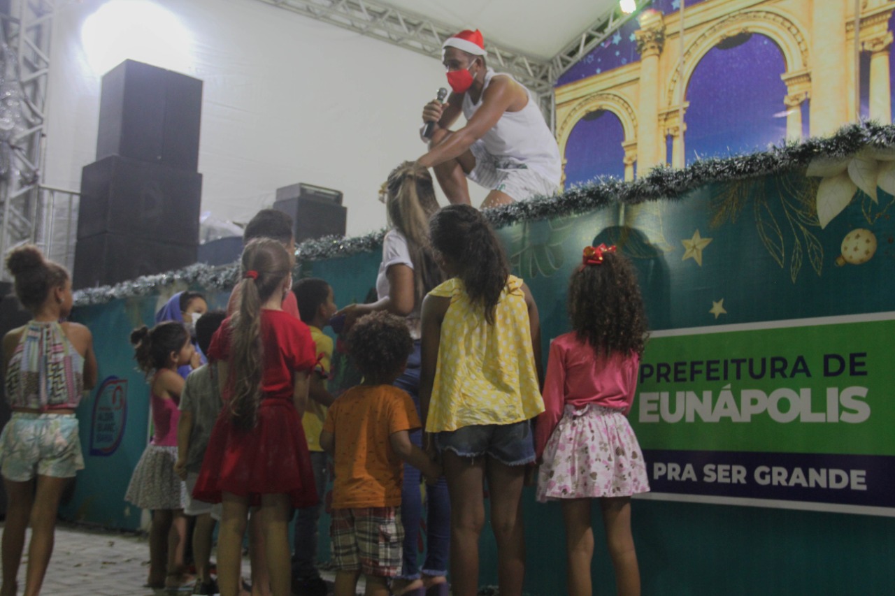  Houve distribuição de presentes para a criançada na Praça do Pequi