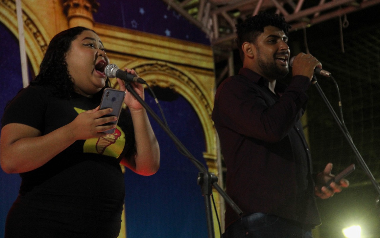 Cantores se apresentaram durante encerramento no Sons de Natal na Praça do Pequi