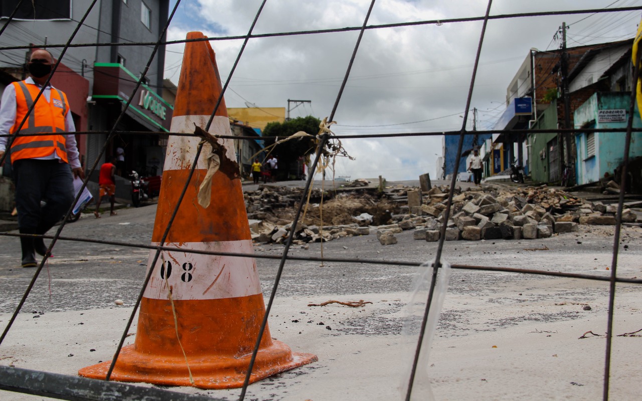 Ruas precisaram ser interditadas após serem destruídas por fortes chuvas