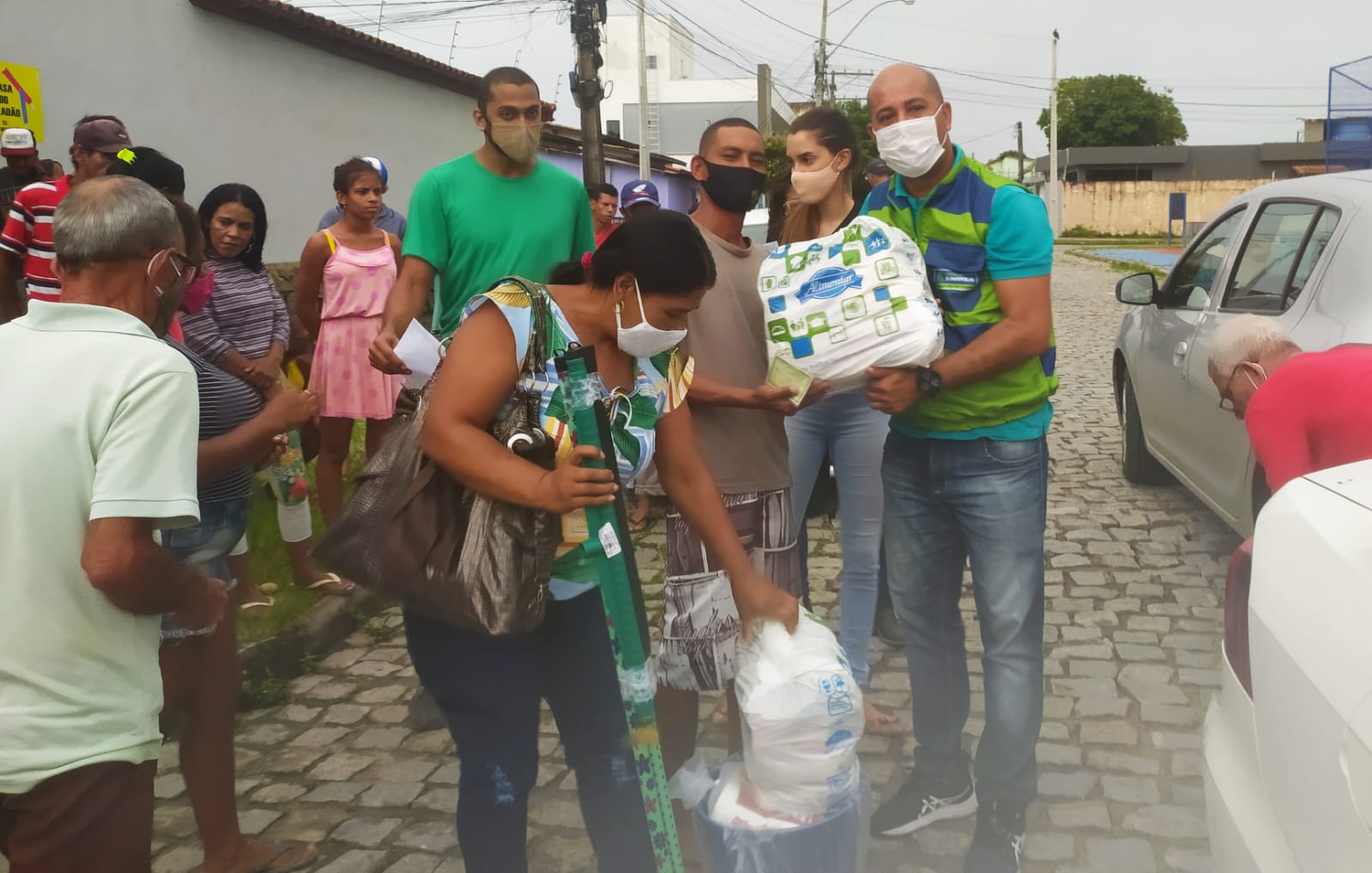 População que vive em áreas de risco recebe cesta básica e kits com itens de limpeza e higiene