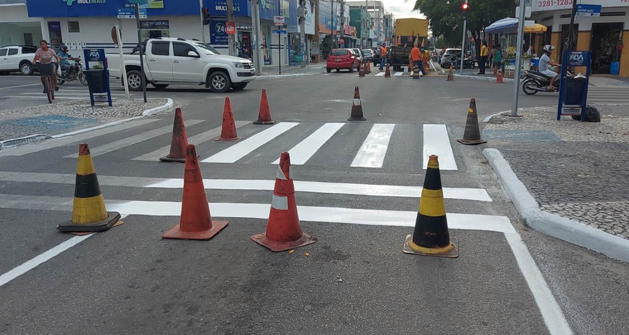 Pintura de sinalização horizontal na Avenida Porto Seguro