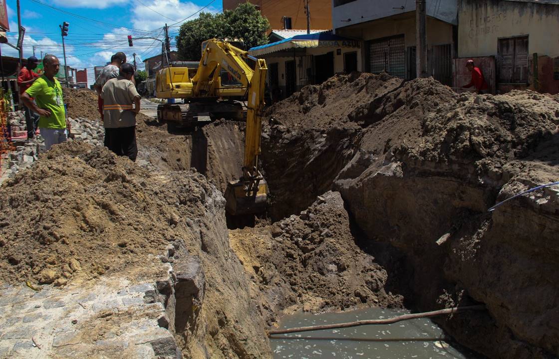 Enorme cratera se formou na Rua Jacarandá devido às fortes chuvas