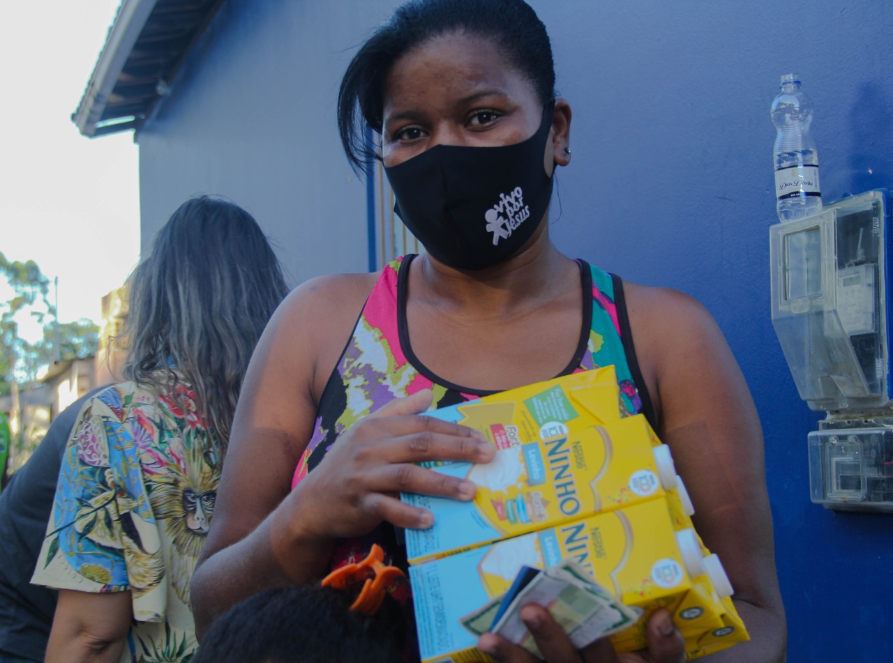 Moradora da localidade da Tangerina recebe leite durante ação assistencial