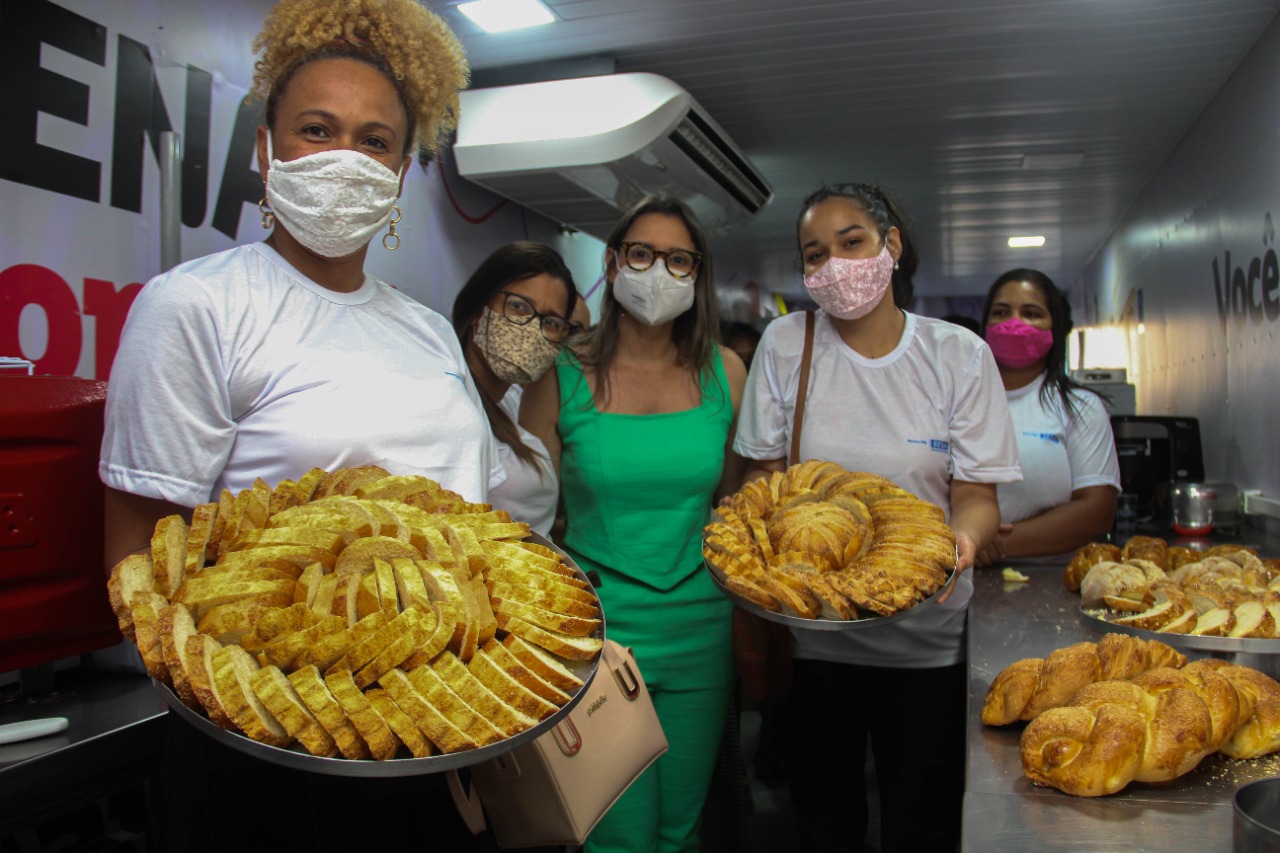 Secretária de Assistência Social, Néia Torres, acompanhou abertura do curso panificação e confeitaria para moradores do Parque da Renovação