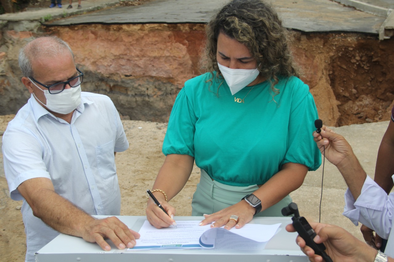  Prefeita Cordélia Torres assinou ordem de serviço para recuperação da via