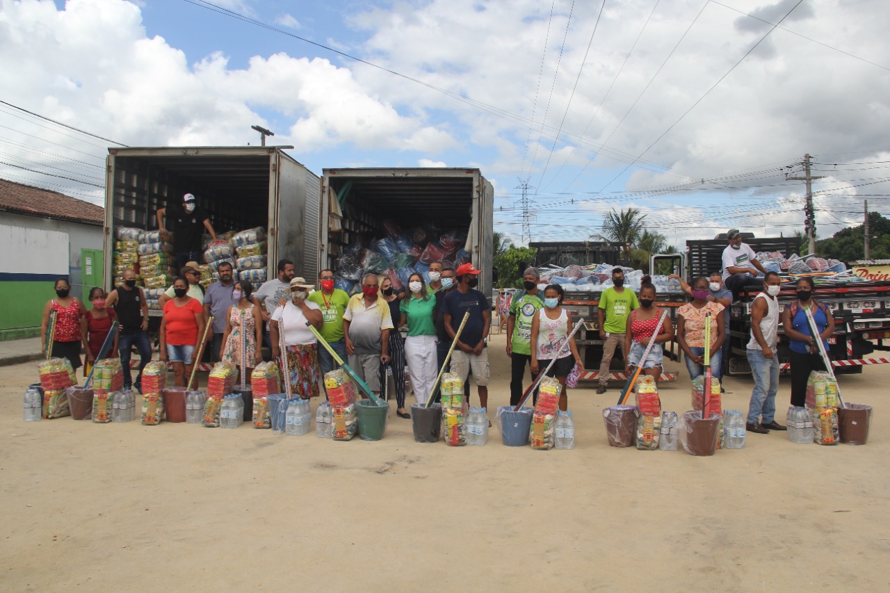 População do bairro Alecrim I recebeu cestas básicas, água e kits com itens de higiene