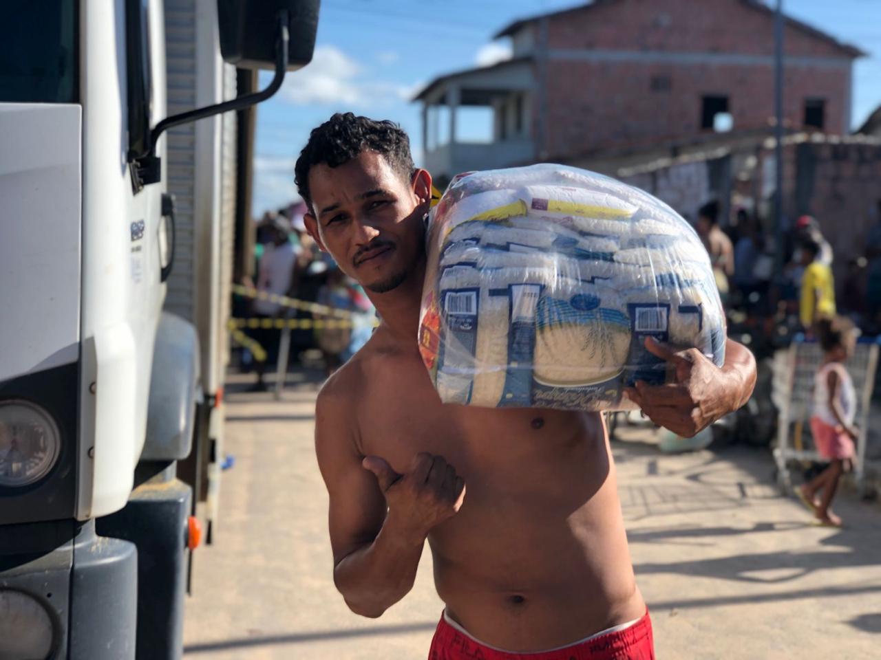 População beneficiada com cestas básicas ficou feliz por receber os donativos