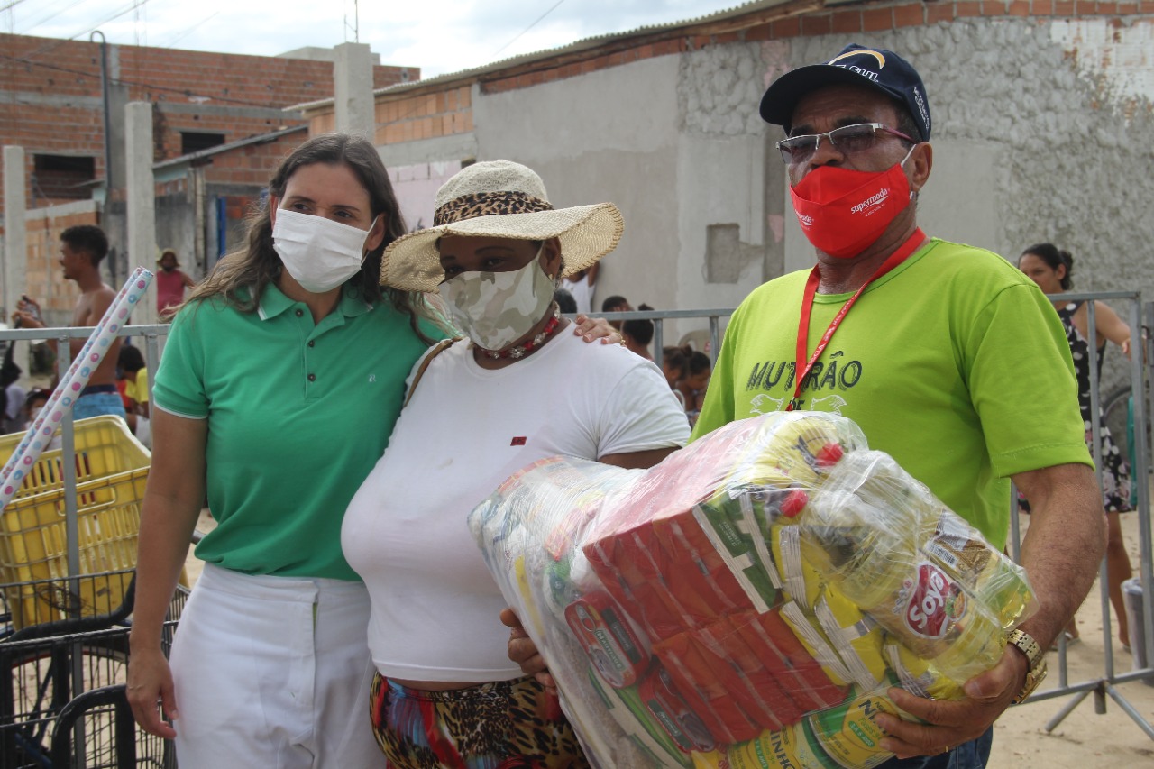 Secretária de Assistência Social entrega cestas básicas para cidadãos