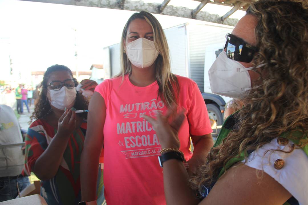 Secretária de Educação, Cátia Sampaio, aproveitou a ação social para se vacinar
