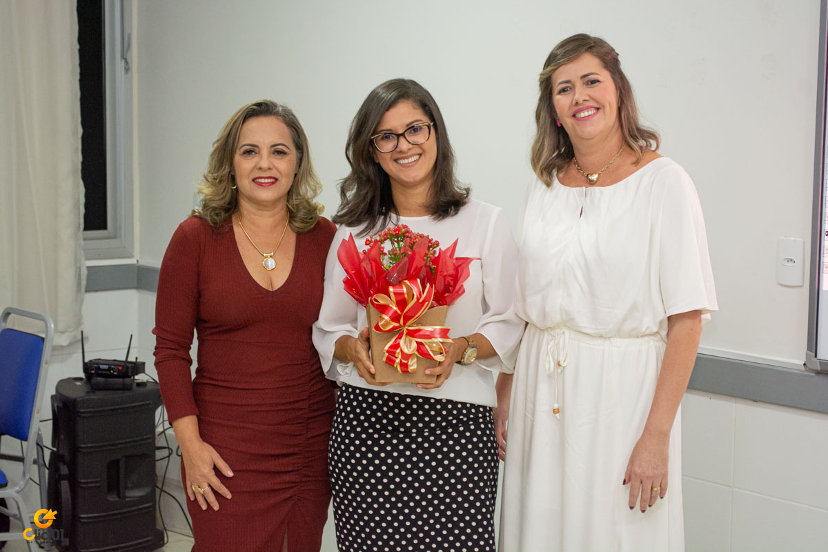 Vereadora Vania de vermelho, palestrante Tatiana Quirino ao centro e a vereadora Simone ao lado.