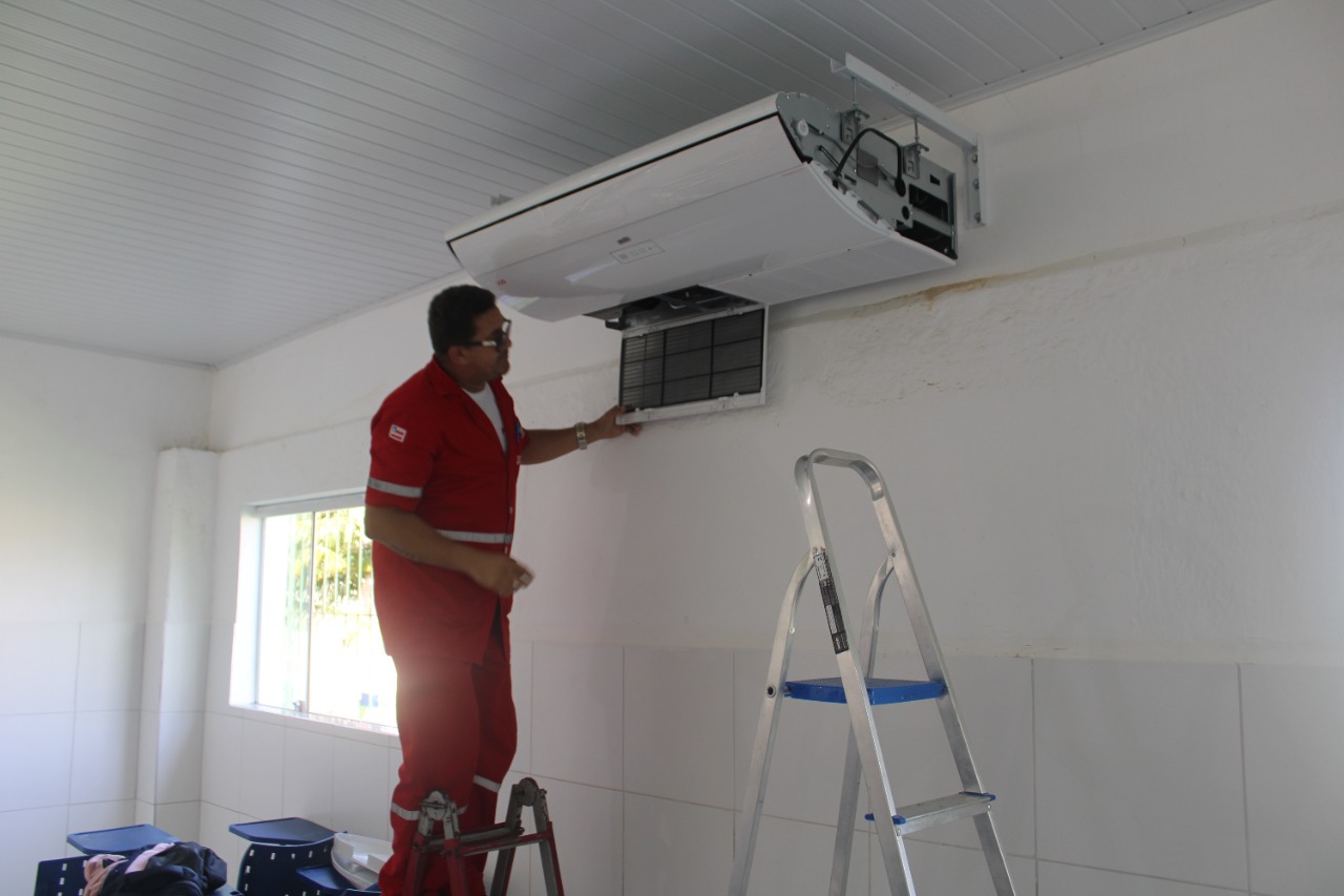 Ar-condicionado é instalado em sala de aula da Escola Gabriel José Pereira