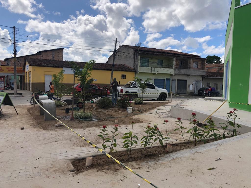 Trabalho de jardinagem e paisagismo está sendo realizado na unidade