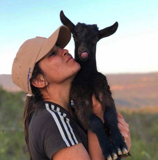 Frida, responsável de alimentar o rebanho e da cura dos queijos no Rancho Kuara / FOTO:  Frida Cunha/Acervo Pessoal