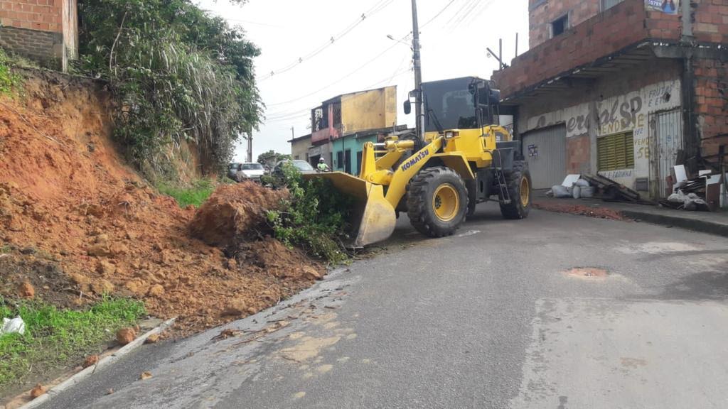 Retirada de resíduos provenientes de deslizamento na ladeira que dá acesso Thiago de Melo II