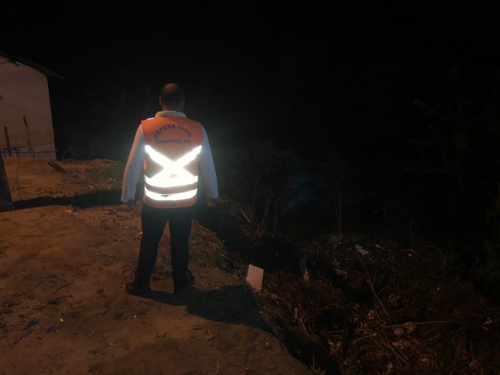 Trabalho de atendimento de ocorrências durante o período noturno na Rua da Encosta, bairro Pequi