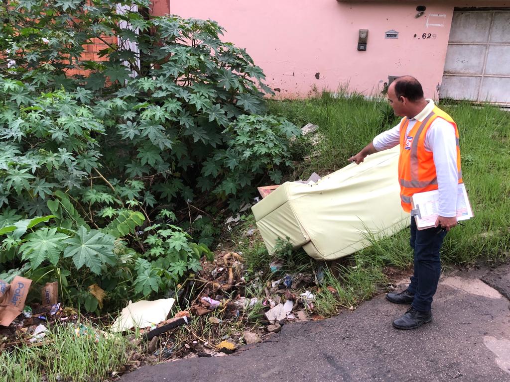 Lixo descartado de forma irregular intensifica danos das chuvas na Rua Monte Castelo, no bairro Santa Lúcia
