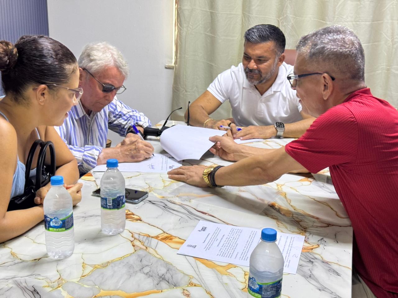 Secret&aacute;rio da Casa Civil, Josemar Siquara, vice-prefeito Paulinho, representante do grupo italiano