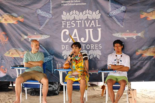 Festival Caju de Leitores: Maurício Negro, Sol Itaputyr e Tucunã Pataxó participaram da roda “Quando as imagens também contam as histórias dos bichos”