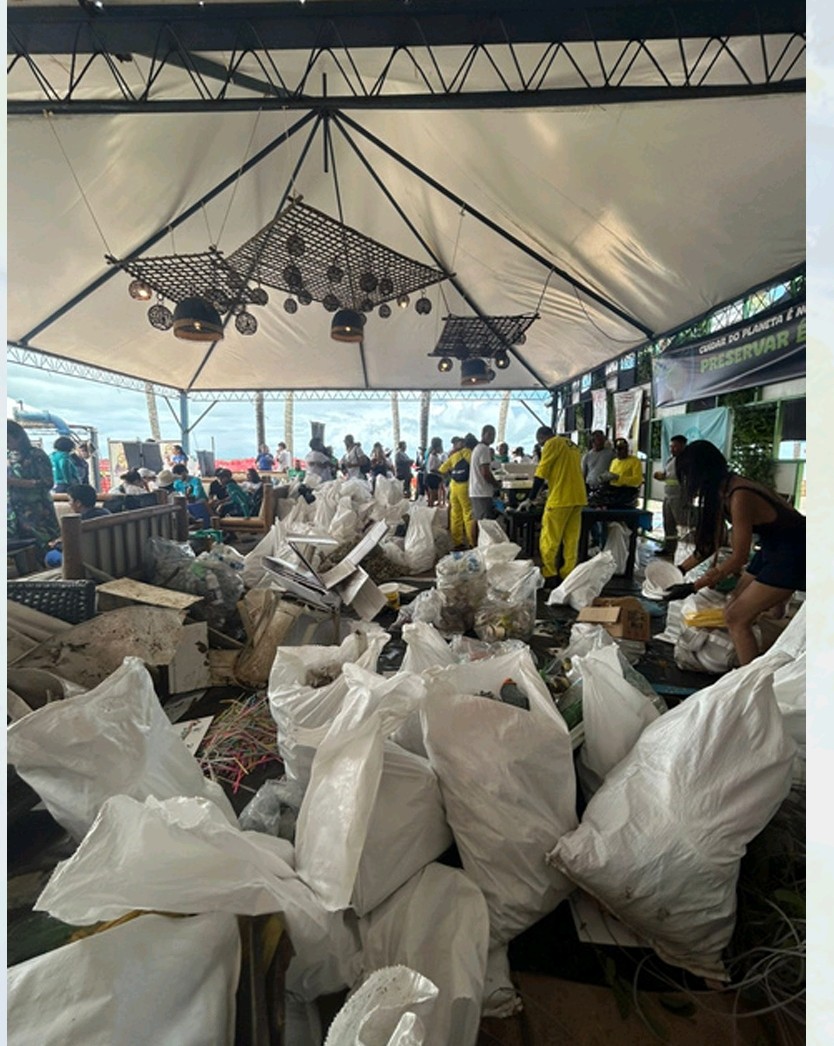 Triagem e registro dos resíduos coletados durante o Dia Mundial da Limpeza 2025, em Porto Seguro. Foto: Acervo do Instituto Socioambiental Plogging Porto Seguro