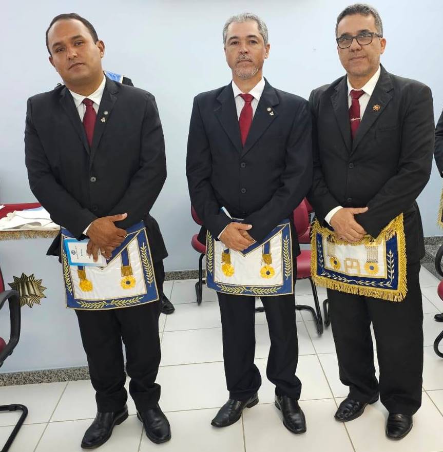 Elton Lira e João Victor, ao lado do ex-Venerável Milton Cesar, atual representte do Grau Mistre,