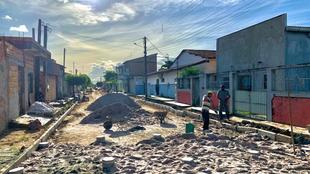 Rua Flamingo, no bairro Moisés Reis, começa a ser pavimentada com blocos de concreto intertravados